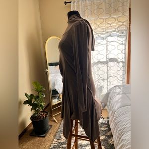 Hooded sweatshirt excellent used condition. No size tag it’s like a small